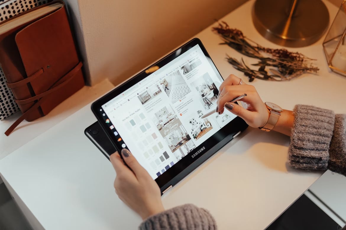 Samsung tablet sobre mesa