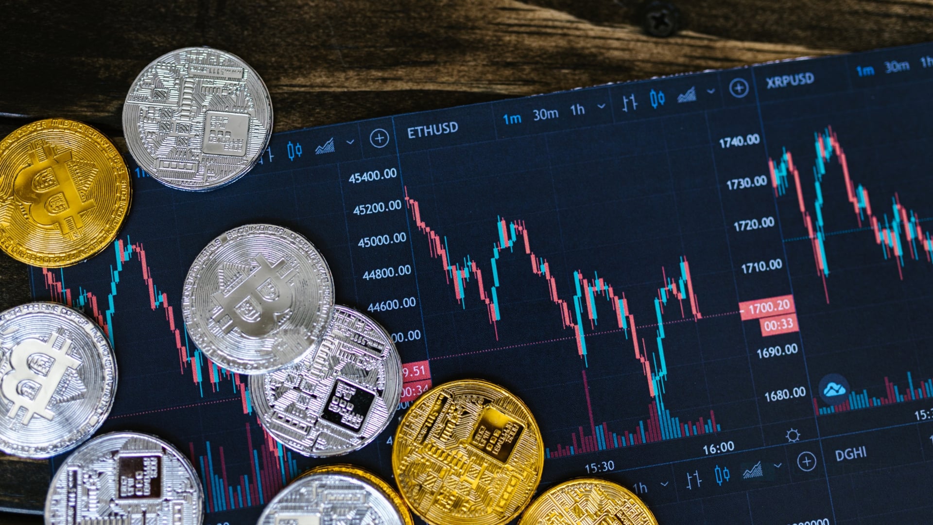 Criptomoedas sobre gráfico