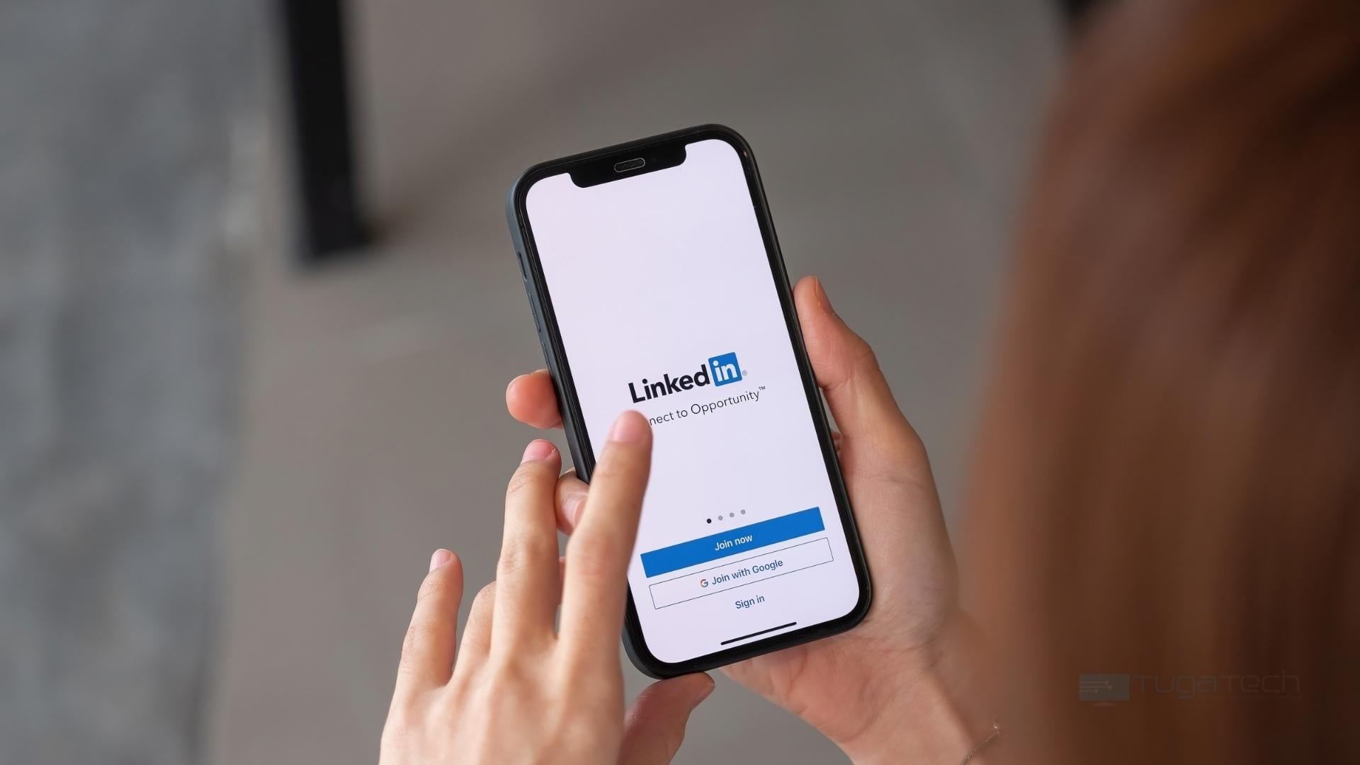 LinkedIn em uso em smartphone