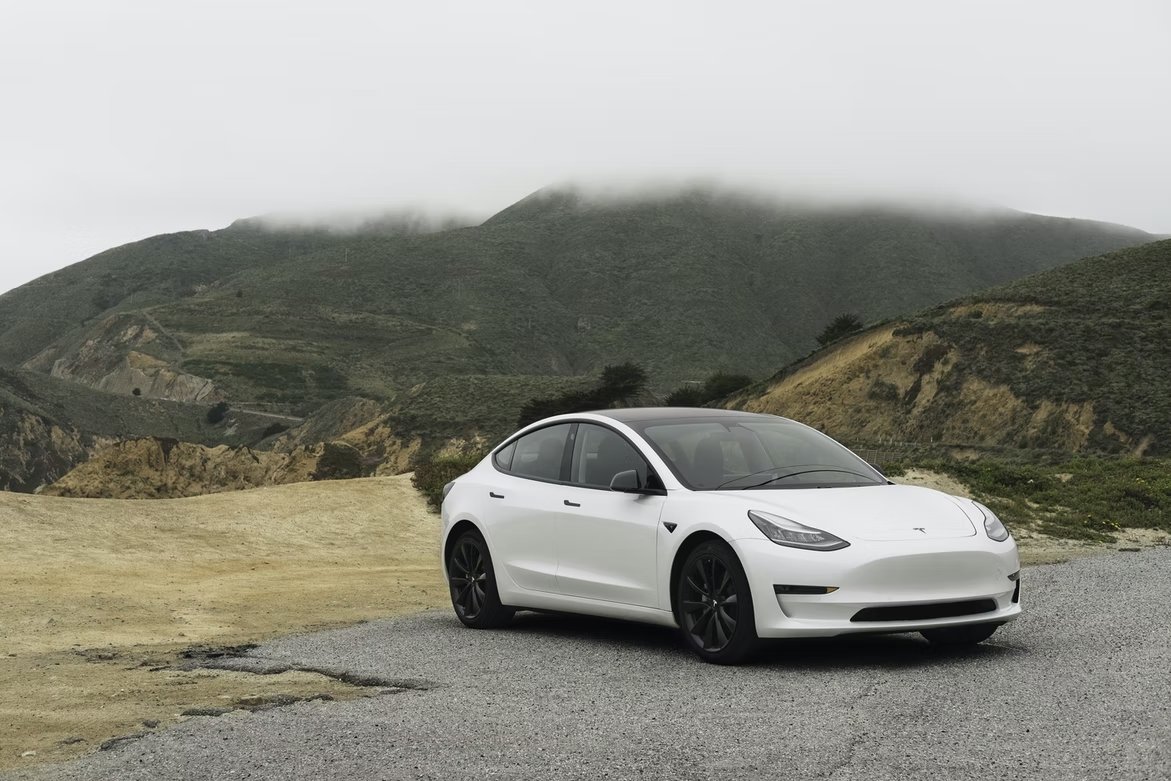 Tesla veiculo na estrada
