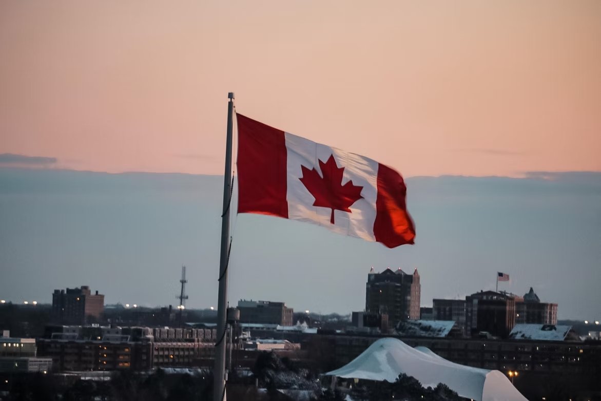 Canadá bandeira ao vento