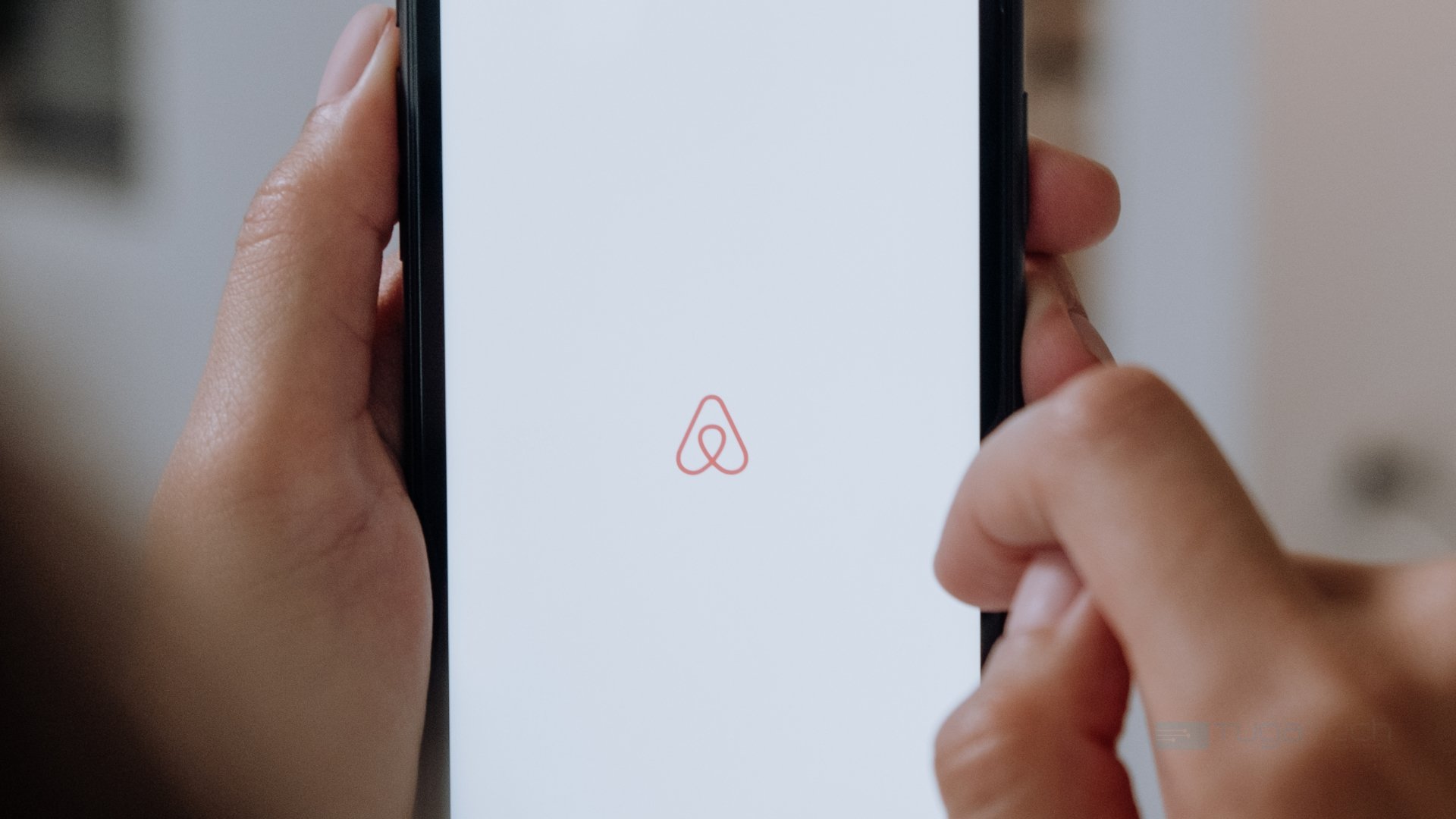 Airbnb app smartphone