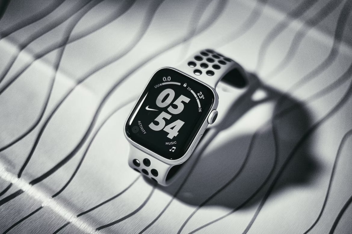 Apple Watch sobre a mesa em modo desporto