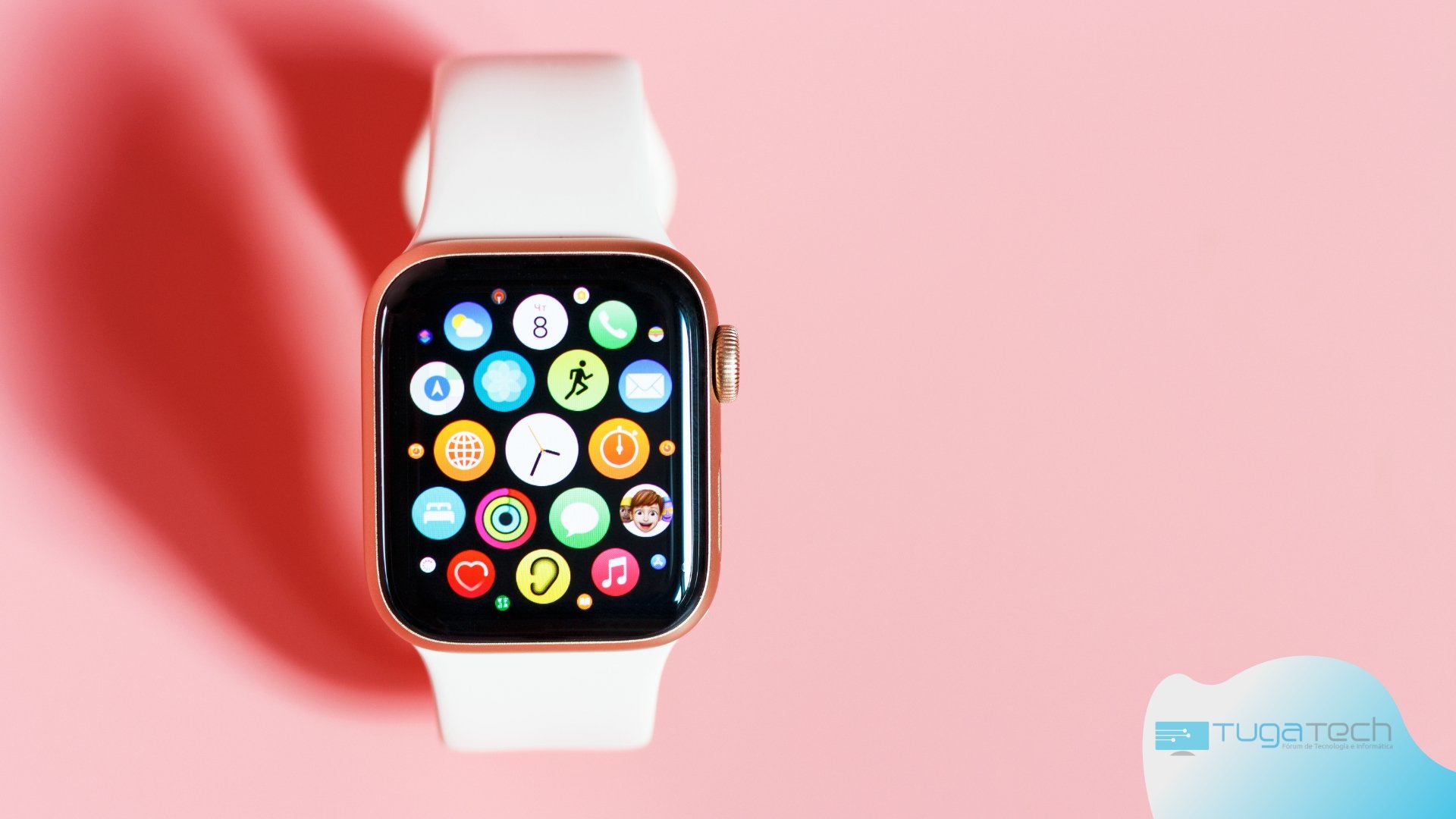 Apple Watch sobre mesa rosa