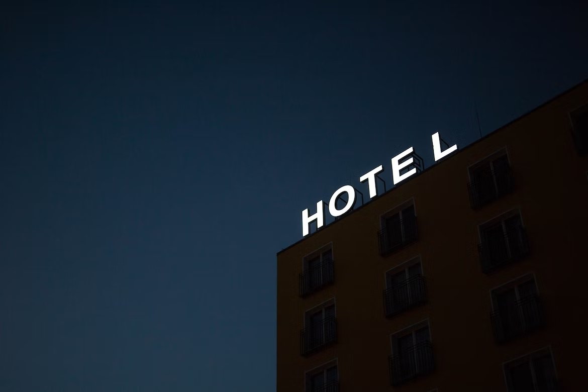 imagem de um hotel na sua fachada