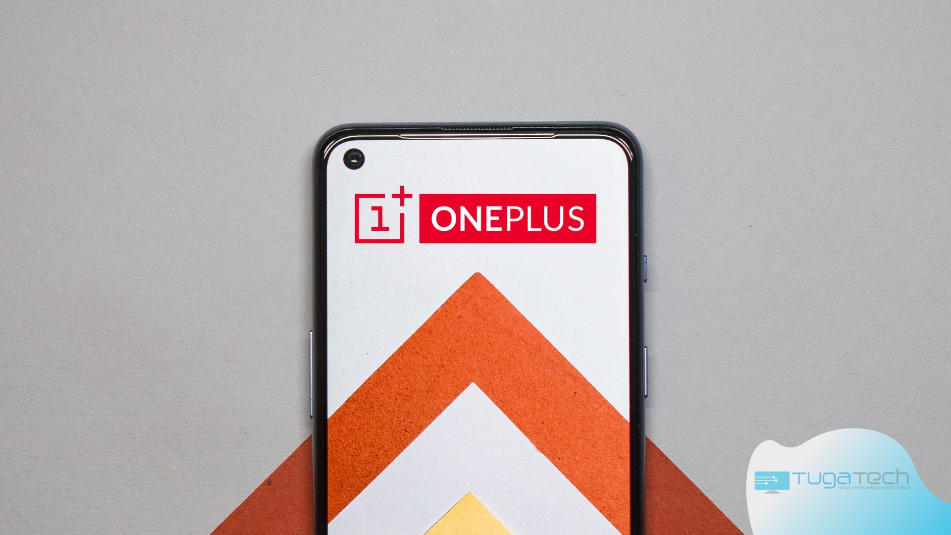 OnePlus smartphone com o logo no ecrã