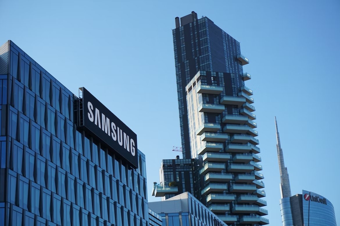 Sede da Samsung com logo da empresa