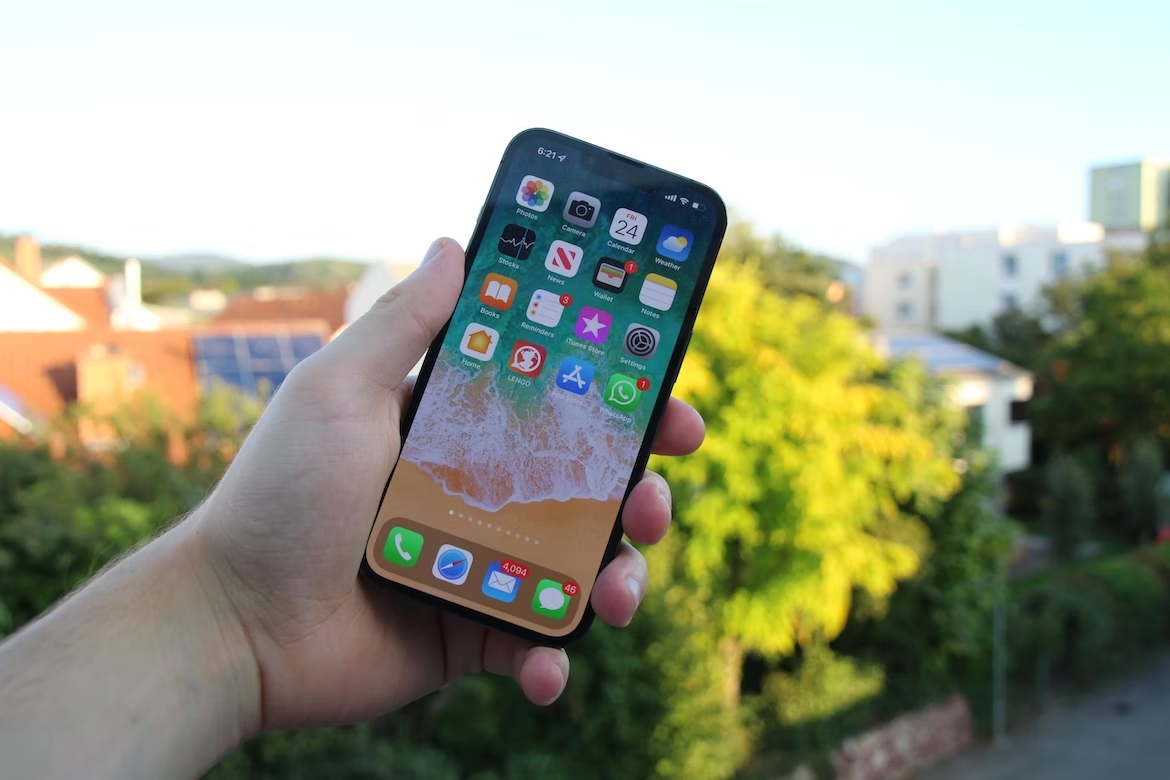 iPhone a ser usado durante o dia