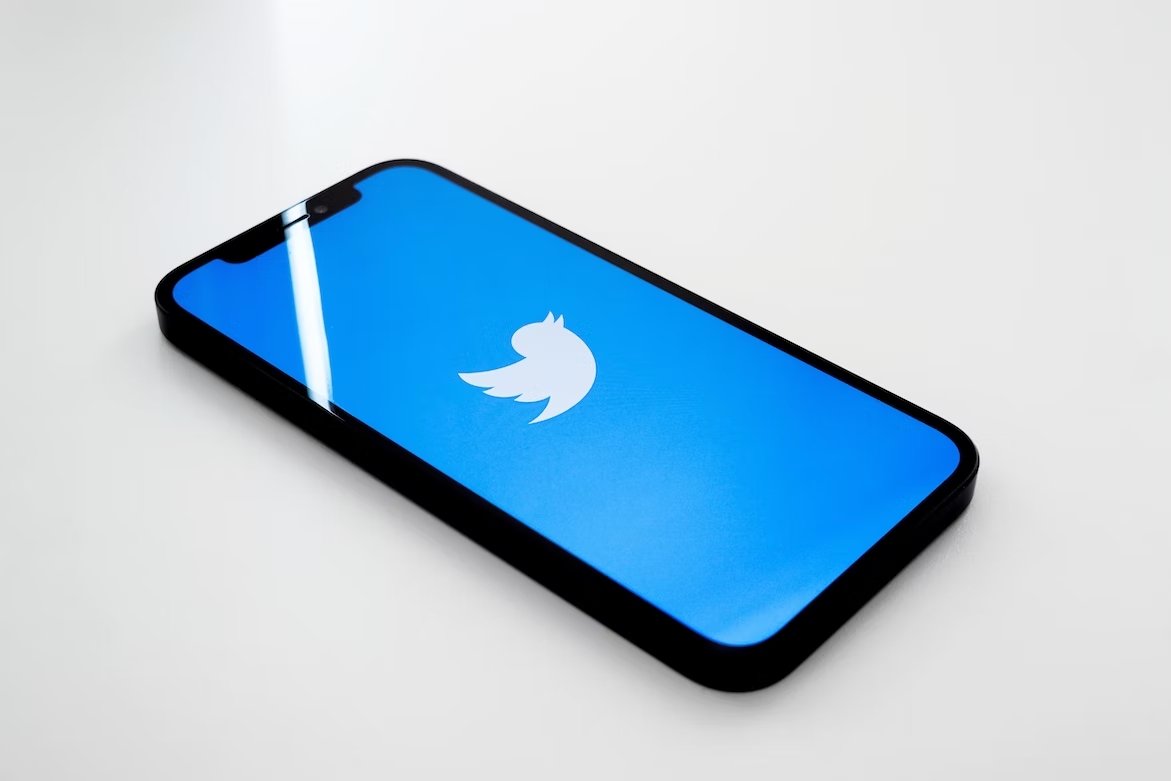 Twitter app em ícone sobre smartphone