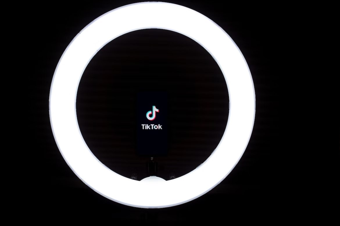 app do tiktok sobre uma ring light