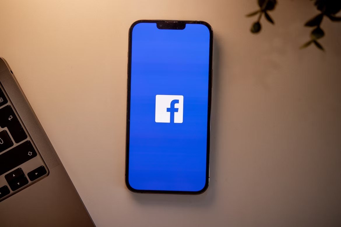 Logo do Facebook em smartphone