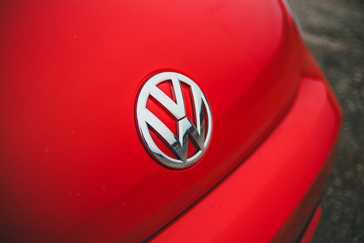 Volkswagen com logo num carro