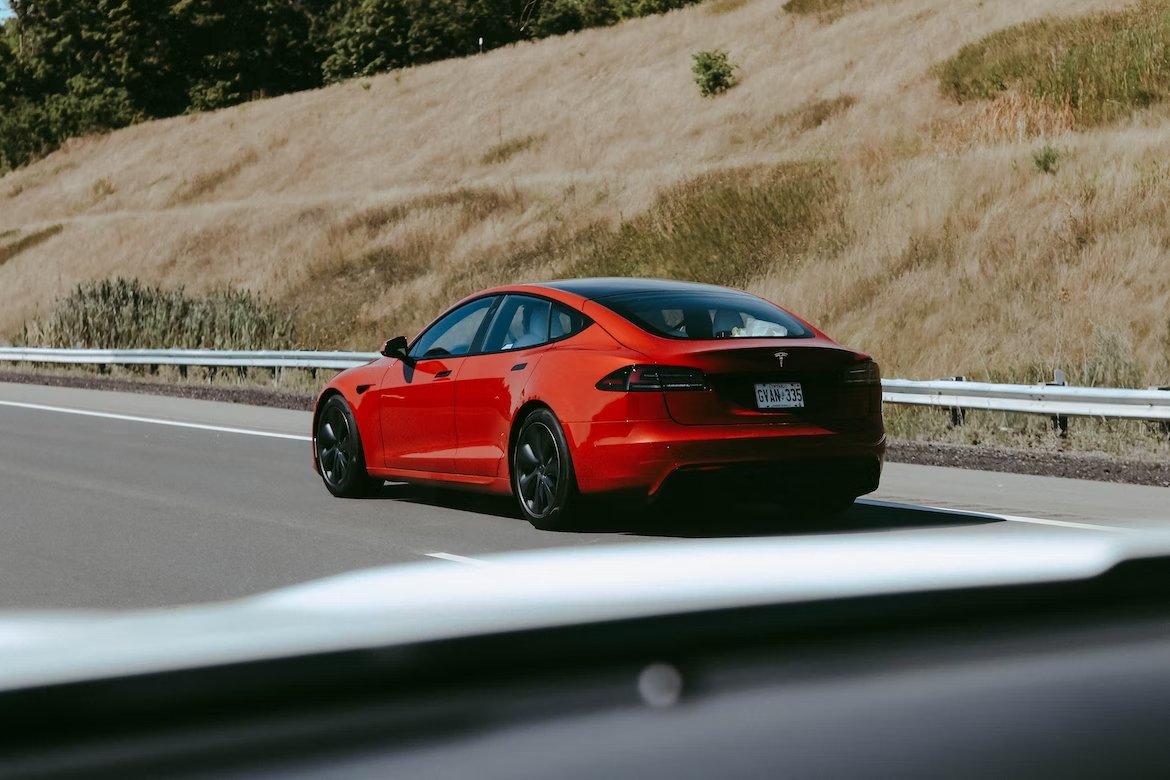 Carro da Tesla a andar na estrada