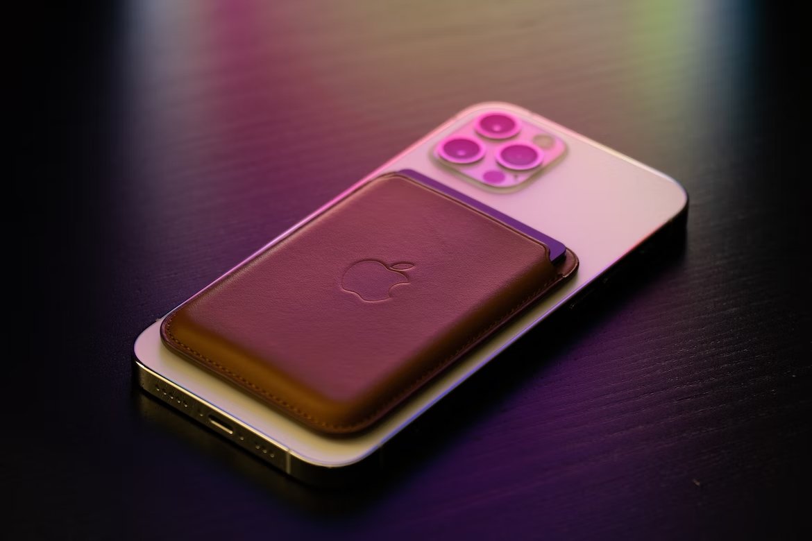Apple iPhone com capa traseira