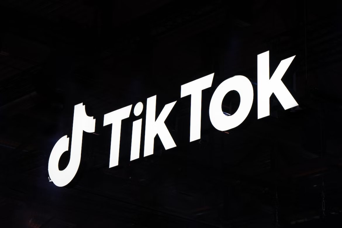 Logo do TikTok em parede