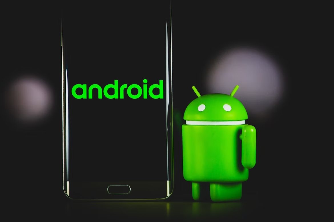 Android Smartphone com boneco ao lado
