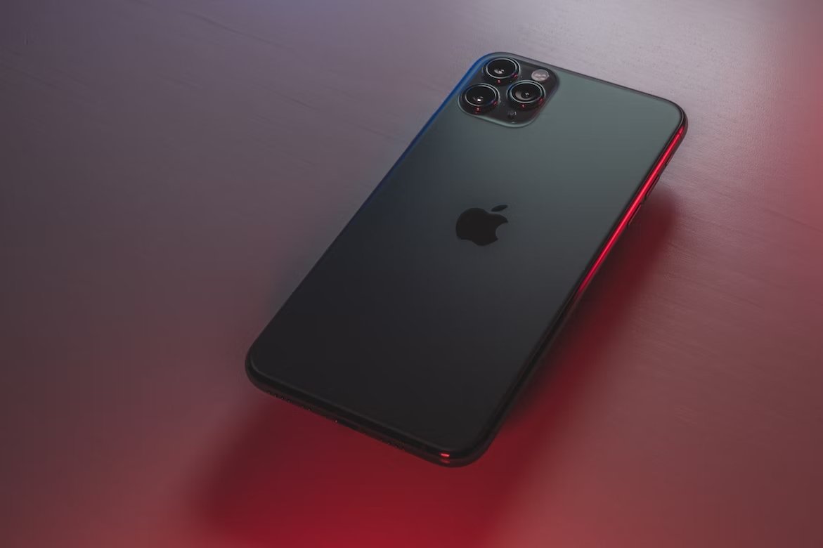 Apple iPhone sobre fundo vermelho